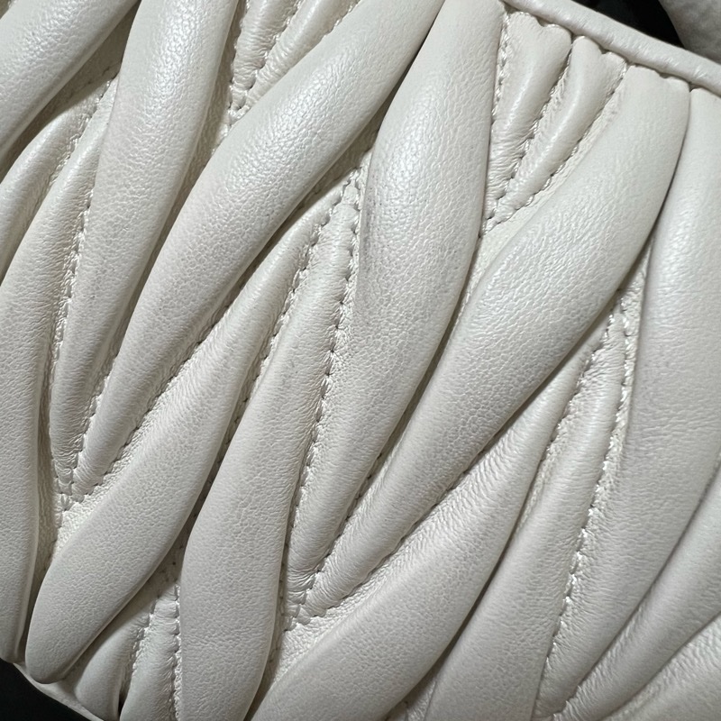 MIU MIU Wander Matelassé 納帕皮革半月形手袋-小號-14