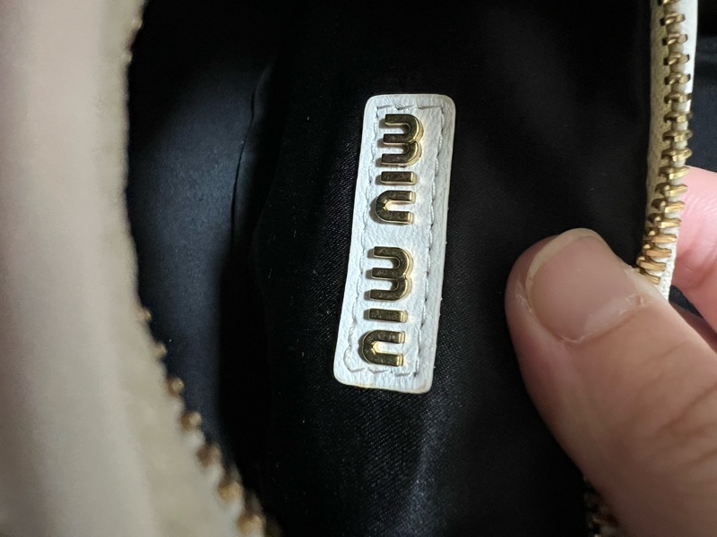 MIU MIU Wander Matelassé 納帕皮革半月形手袋-小號-15