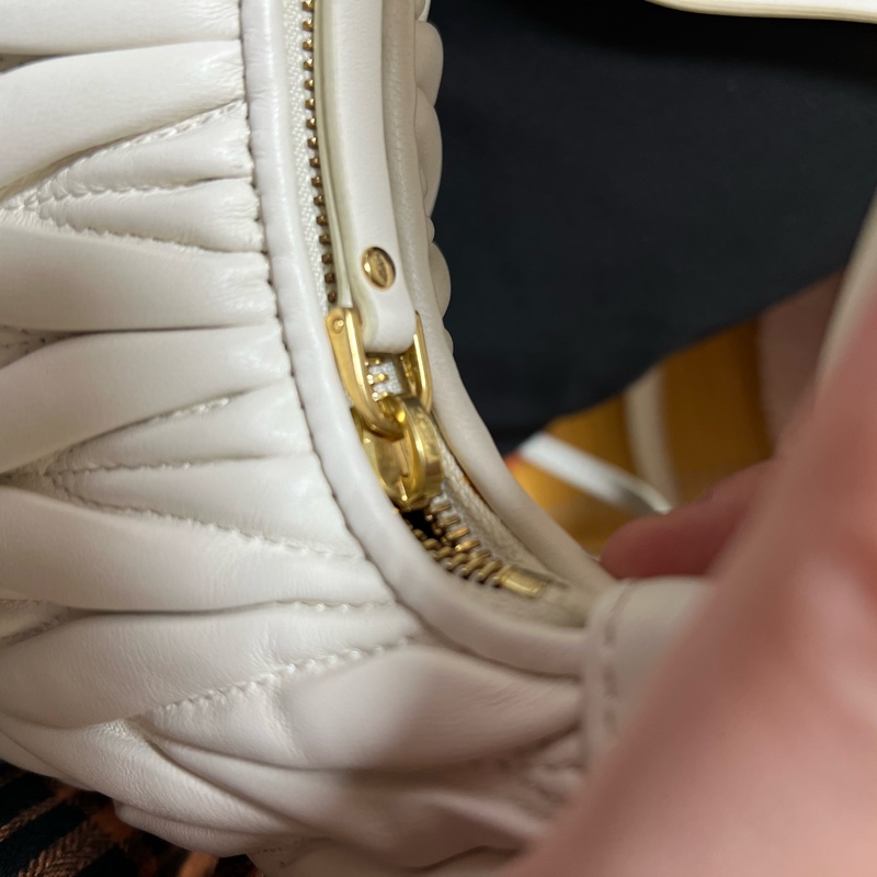 MIU MIU Wander Matelassé 納帕皮革半月形手袋-小號-16