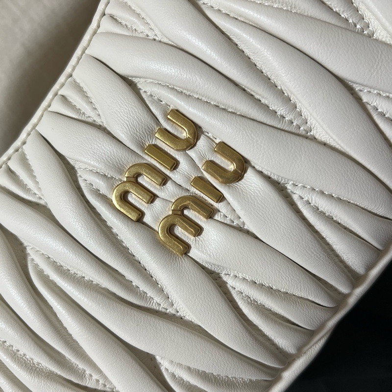 MIU MIU Wander Matelassé 納帕皮革半月形手袋-小號-20