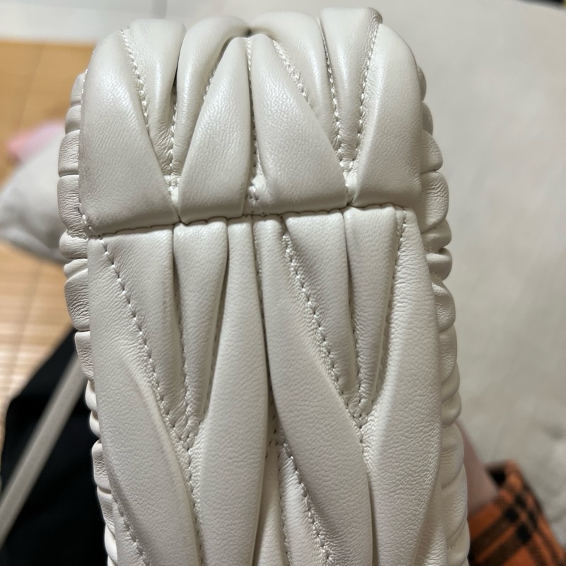 MIU MIU Wander Matelassé 納帕皮革半月形手袋-小號-29