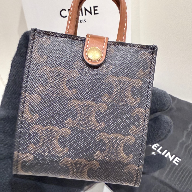 全新✨CELINE✨凱旋門標誌老花滿印掛件鑰匙包-10