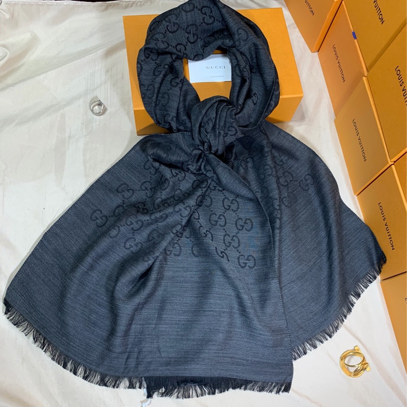 ‼️全台最甜 全新未用 Gucci 古馳 黑灰老花滿版雙色圍巾披肩-5