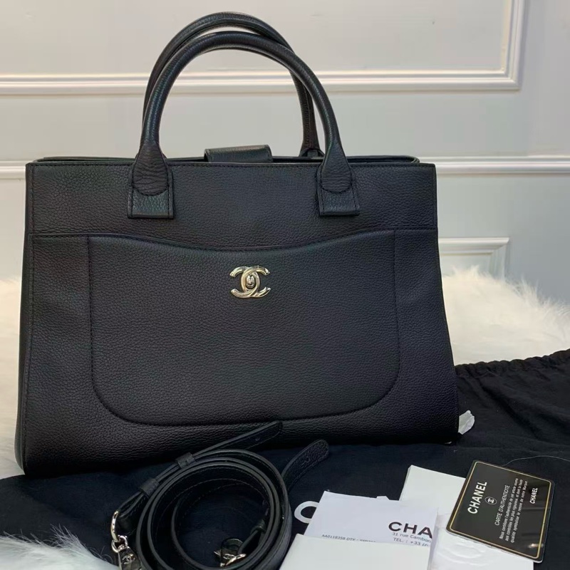CHANEL香奈兒郵差包Noe Executive公文包 黑色銀扣托特包 可拆卸肩帶斜挎包  经典款女士手袋 材质：牛皮 颜色:黑银 尺寸：35cm 年份：23开 成色：轻微使用痕迹 配件：尘袋、-0