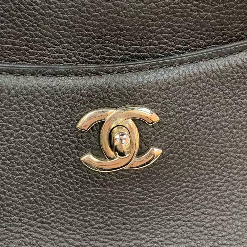 CHANEL香奈兒郵差包Noe Executive公文包 黑色銀扣托特包 可拆卸肩帶斜挎包  经典款女士手袋 材质：牛皮 颜色:黑银 尺寸：35cm 年份：23开 成色：轻微使用痕迹 配件：尘袋、-2
