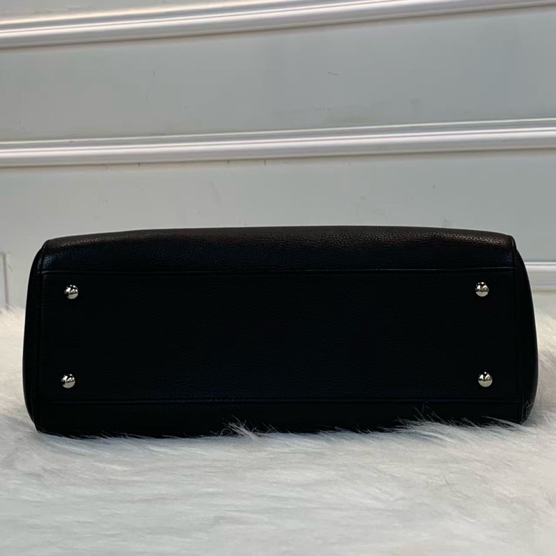 CHANEL香奈兒郵差包Noe Executive公文包 黑色銀扣托特包 可拆卸肩帶斜挎包  经典款女士手袋 材质：牛皮 颜色:黑银 尺寸：35cm 年份：23开 成色：轻微使用痕迹 配件：尘袋、-3