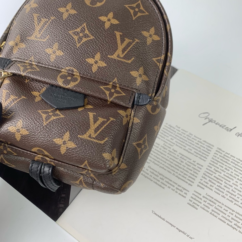 Lv小書包 包況新 色澤保存很優✅專櫃購證👍-8