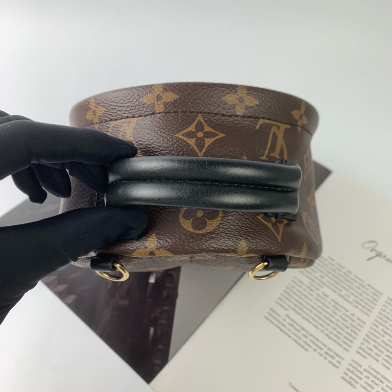 Lv小書包 包況新 色澤保存很優✅專櫃購證👍-10