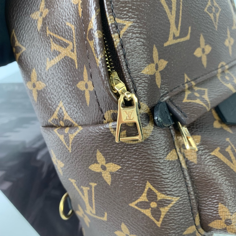 Lv小書包 包況新 色澤保存很優✅專櫃購證👍-15