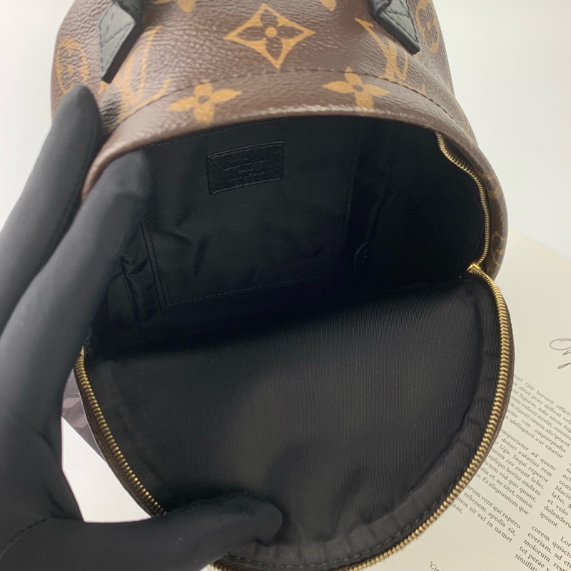 Lv小書包 包況新 色澤保存很優✅專櫃購證👍-16