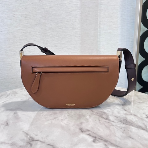 Burberry焦糖牛皮深咖背帶金釦半圓下蓋肩斜背包