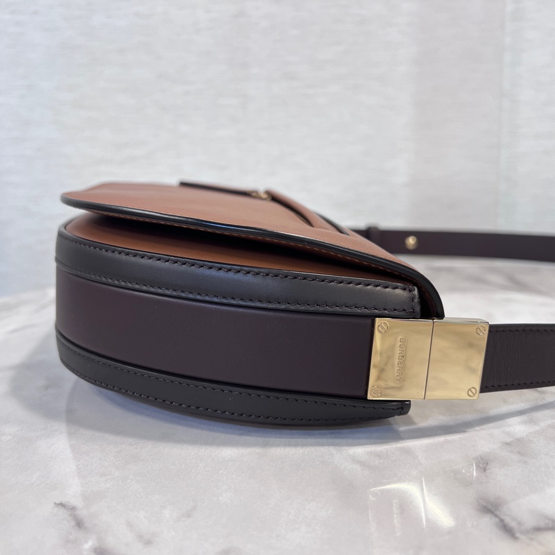 Burberry焦糖牛皮深咖背帶金釦半圓下蓋肩斜背包-4