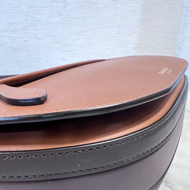 Burberry焦糖牛皮深咖背帶金釦半圓下蓋肩斜背包-7