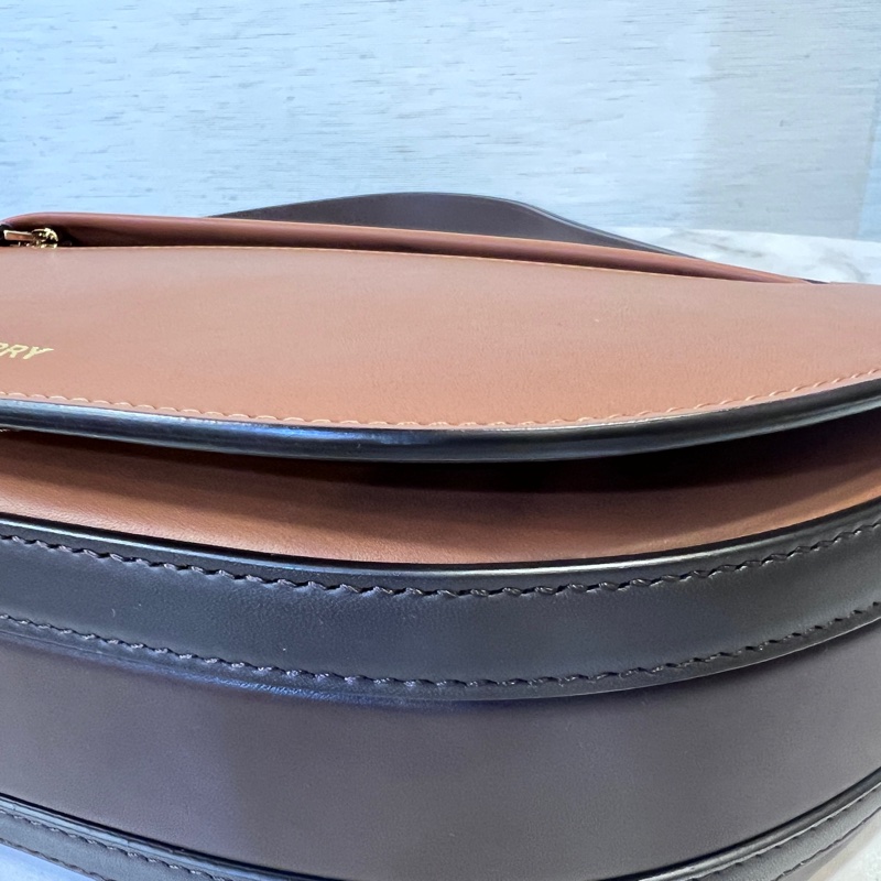 Burberry焦糖牛皮深咖背帶金釦半圓下蓋肩斜背包-8