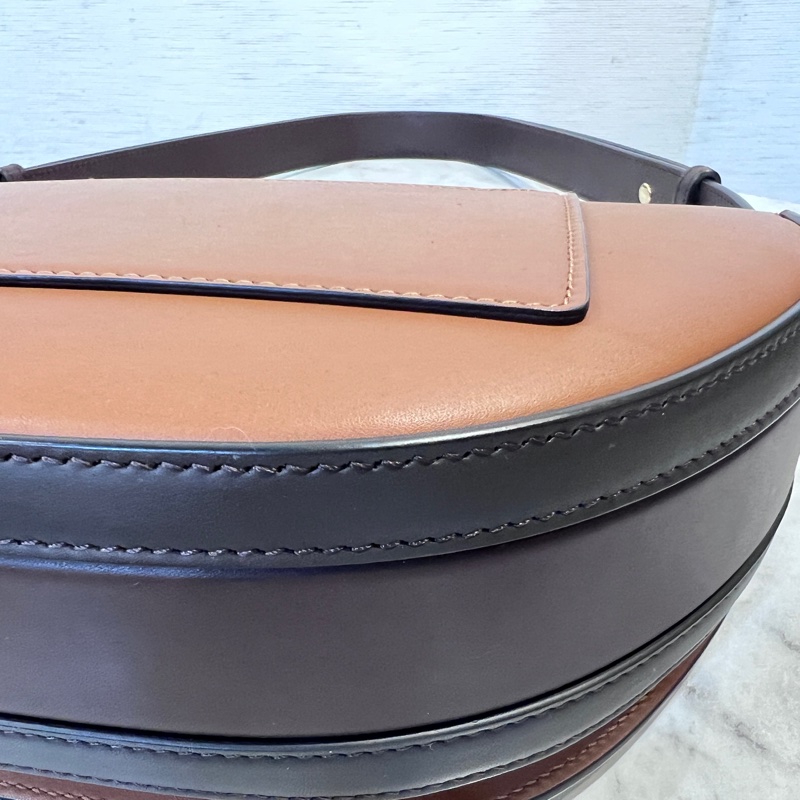 Burberry焦糖牛皮深咖背帶金釦半圓下蓋肩斜背包-10