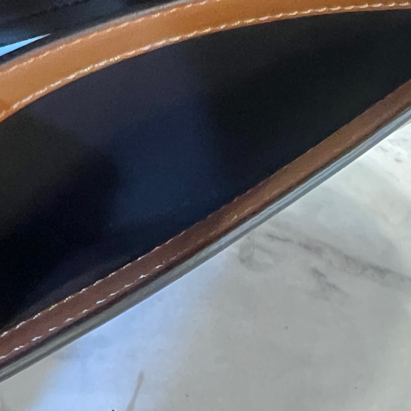 Burberry焦糖牛皮深咖背帶金釦半圓下蓋肩斜背包-11