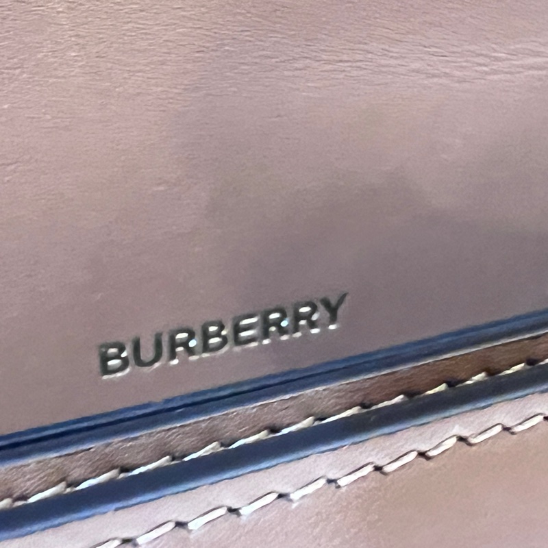 Burberry焦糖牛皮深咖背帶金釦半圓下蓋肩斜背包-13