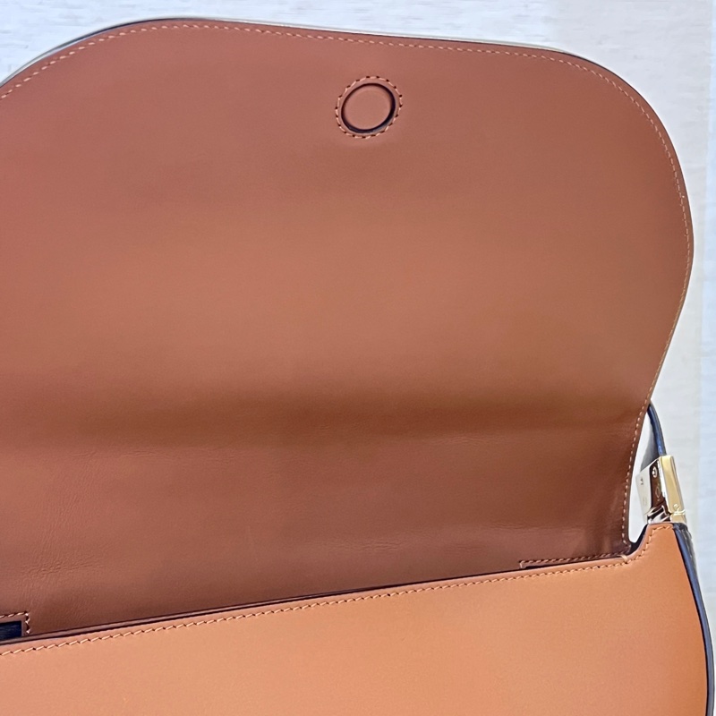 Burberry焦糖牛皮深咖背帶金釦半圓下蓋肩斜背包-14