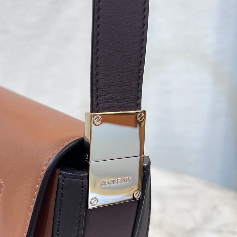 Burberry焦糖牛皮深咖背帶金釦半圓下蓋肩斜背包-15