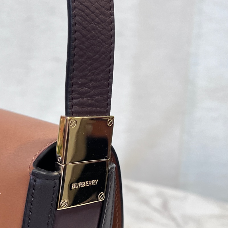 Burberry焦糖牛皮深咖背帶金釦半圓下蓋肩斜背包-16