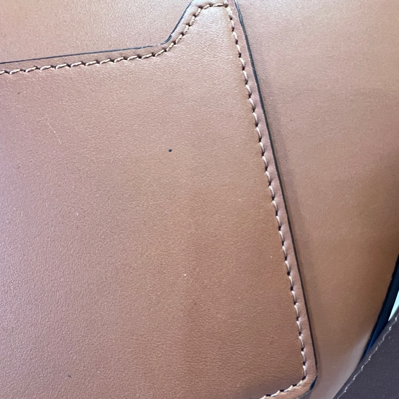 Burberry焦糖牛皮深咖背帶金釦半圓下蓋肩斜背包-17