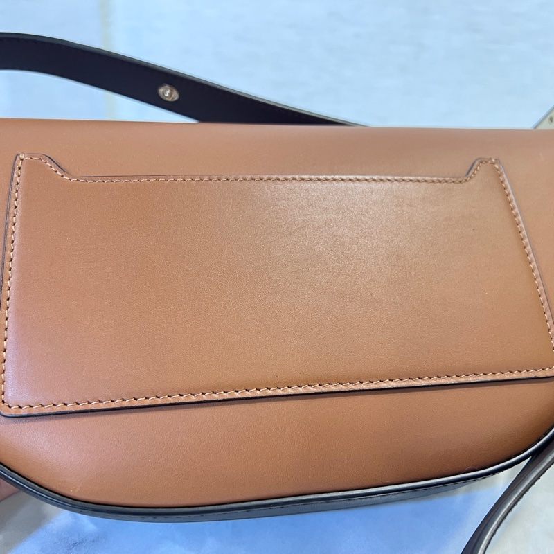 Burberry焦糖牛皮深咖背帶金釦半圓下蓋肩斜背包-18