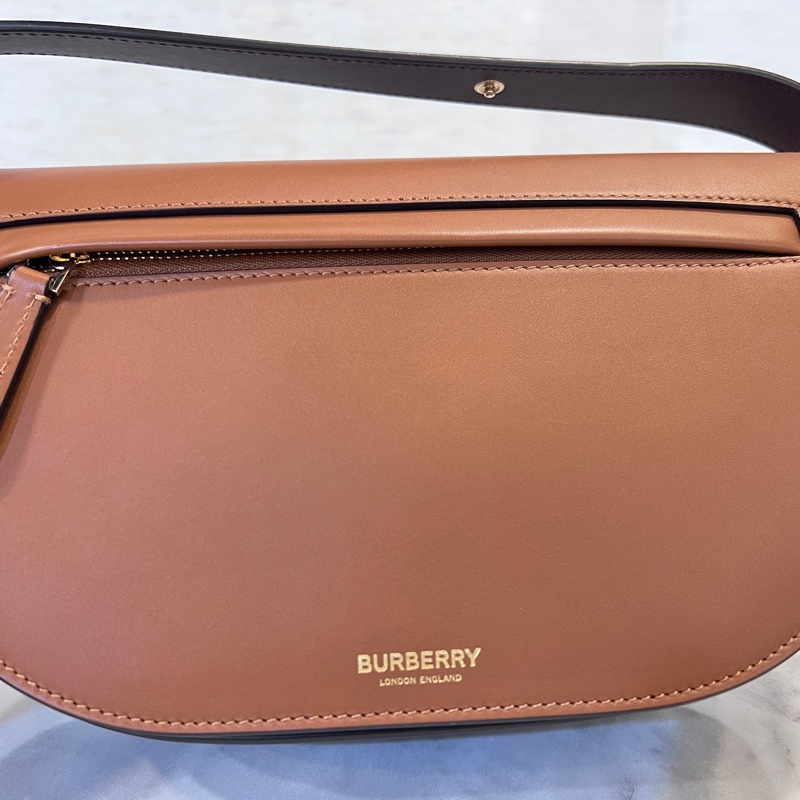 Burberry焦糖牛皮深咖背帶金釦半圓下蓋肩斜背包-19