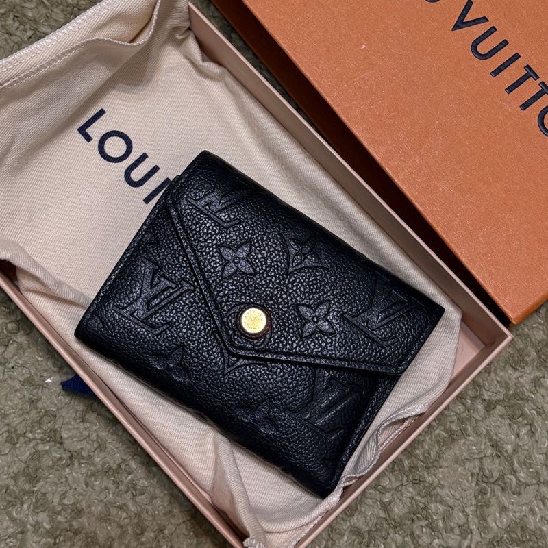 LV 黑色牛皮短夾-0