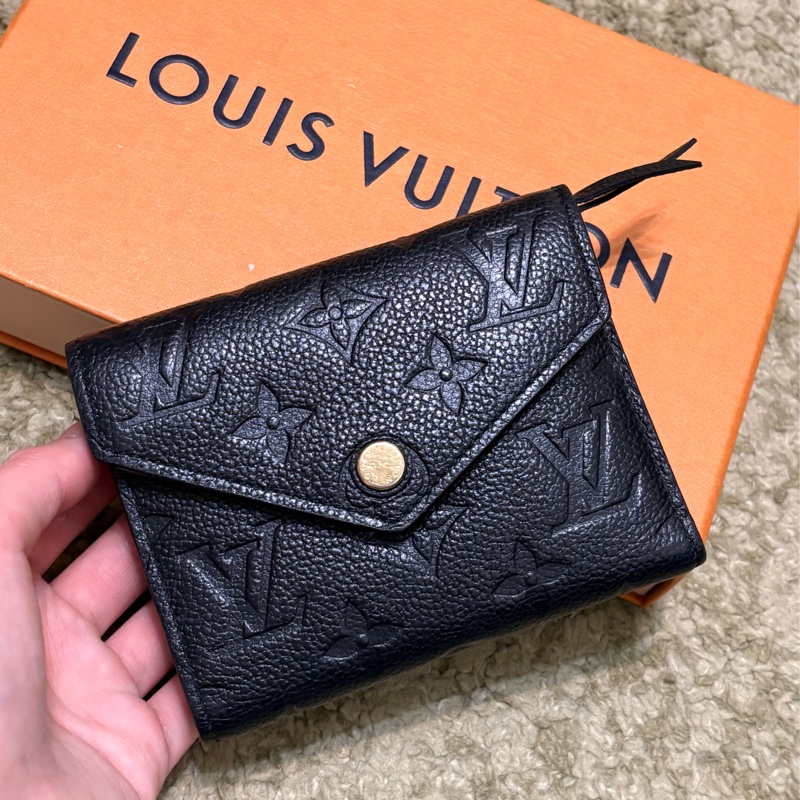 LV 黑色牛皮短夾-1