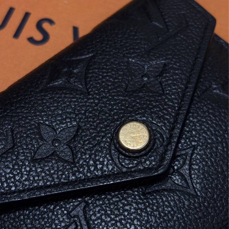 LV 黑色牛皮短夾-4