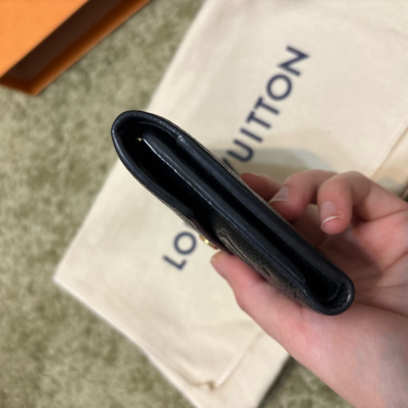 LV 黑色牛皮短夾-8