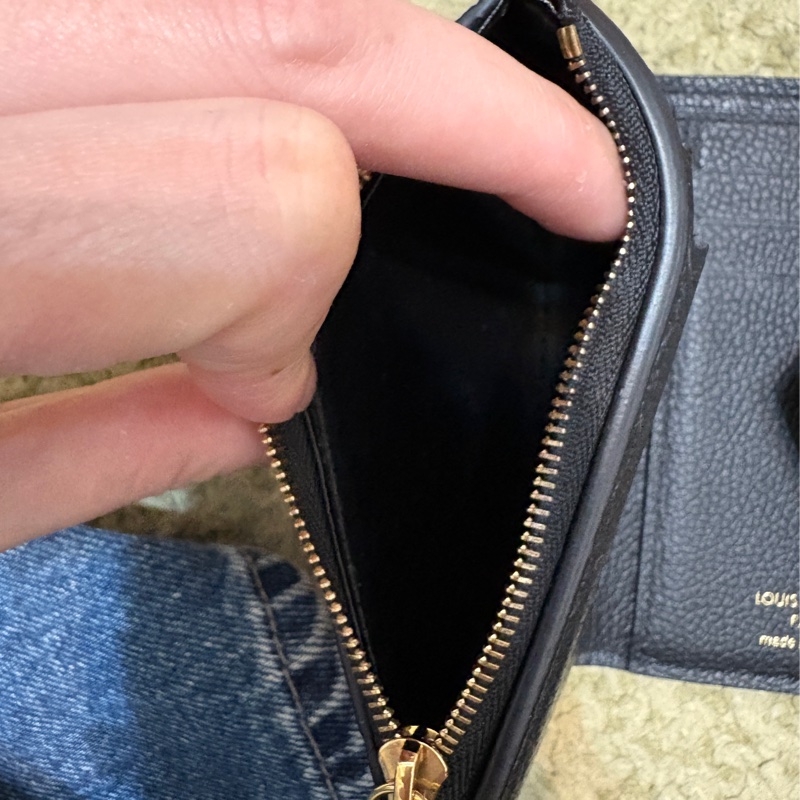 LV 黑色牛皮短夾-9