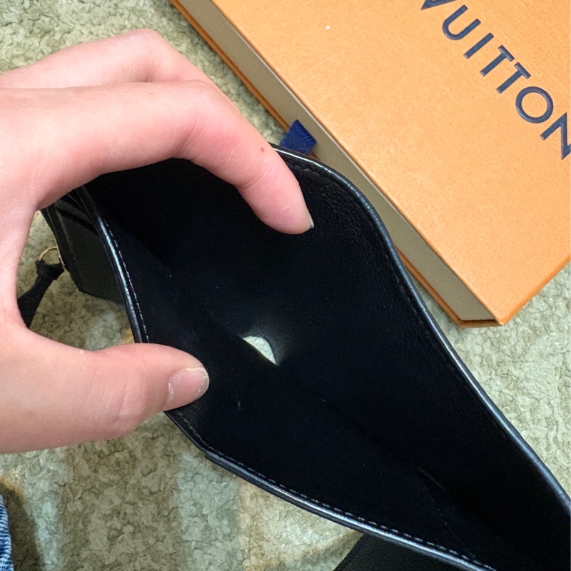 LV 黑色牛皮短夾-10