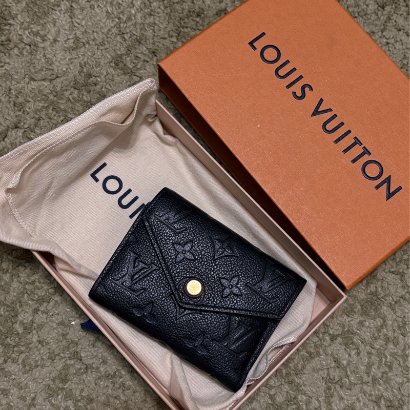 LV 黑色牛皮短夾-15