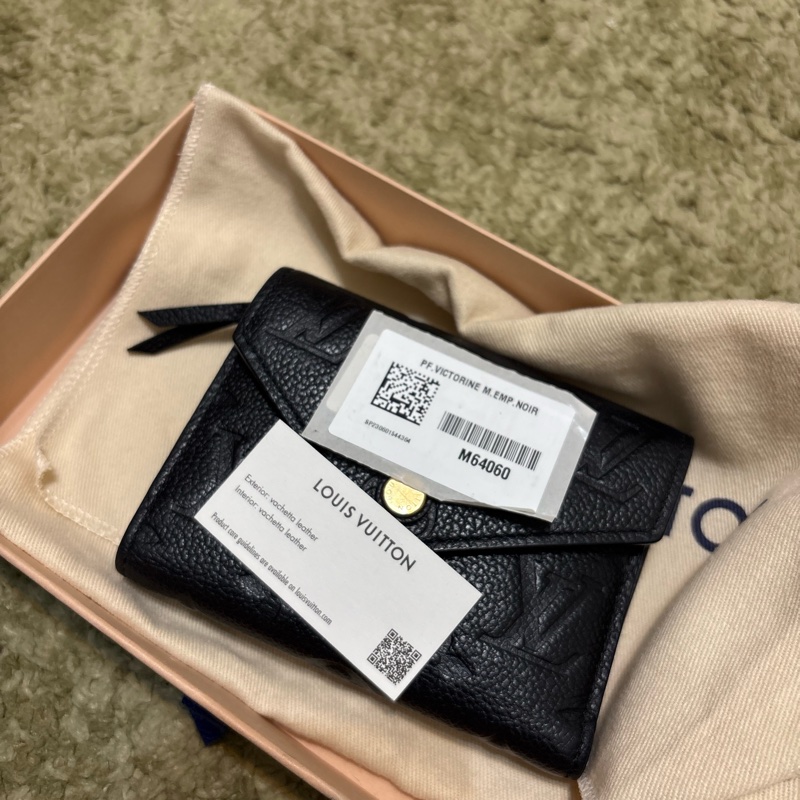 LV 黑色牛皮短夾-16