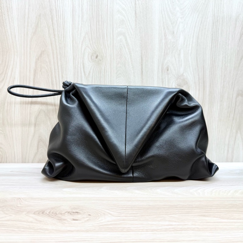 BV簡約獨特✨黑羊皮Trine系列手拿包622712-1