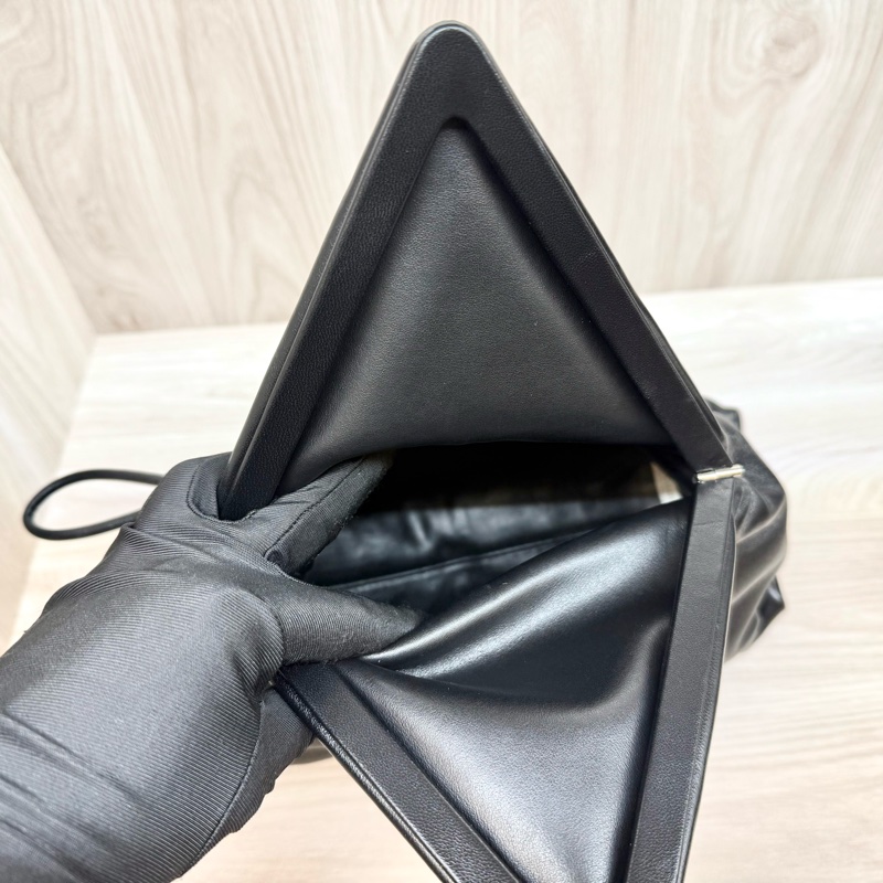 BV簡約獨特✨黑羊皮Trine系列手拿包622712-8