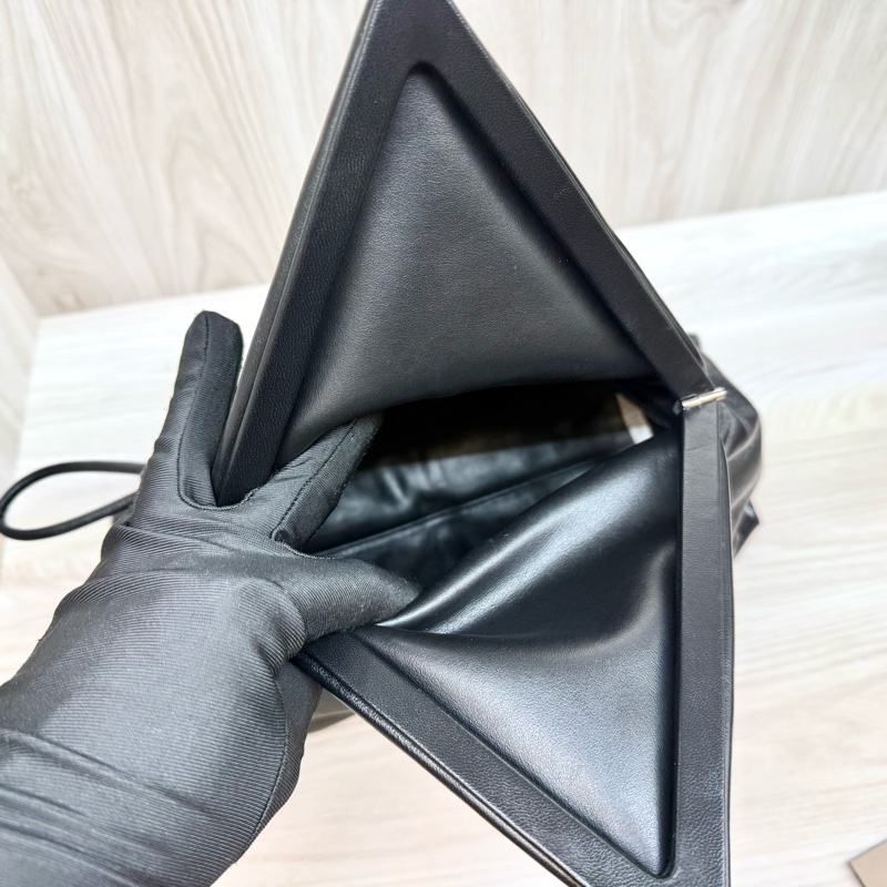 BV簡約獨特✨黑羊皮Trine系列手拿包622712-10