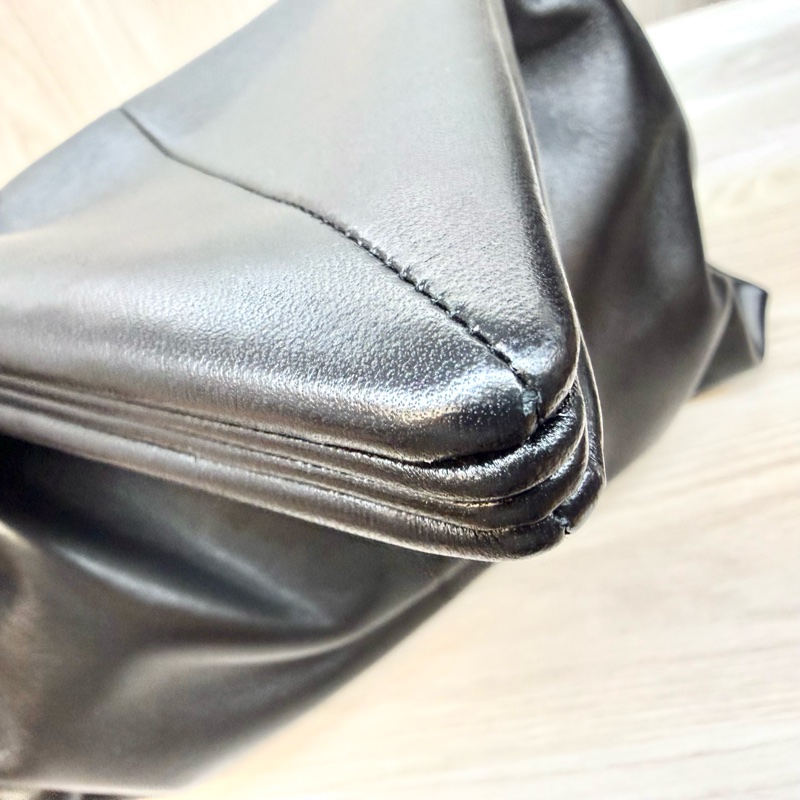 BV簡約獨特✨黑羊皮Trine系列手拿包622712-14