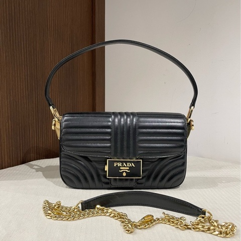 PRADA普拉達  品牌字母鏈條 皮革 單肩手提包  女款 黑色 ，絎縫工藝徽章扣 尺寸23/13/5cm