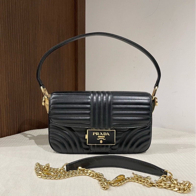 PRADA普拉達  品牌字母鏈條 皮革 單肩手提包  女款 黑色 ，絎縫工藝徽章扣 尺寸23/13/5cm-0