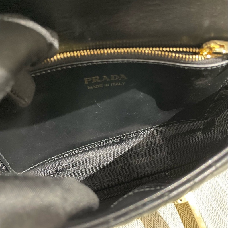 PRADA普拉達  品牌字母鏈條 皮革 單肩手提包  女款 黑色 ，絎縫工藝徽章扣 尺寸23/13/5cm-7