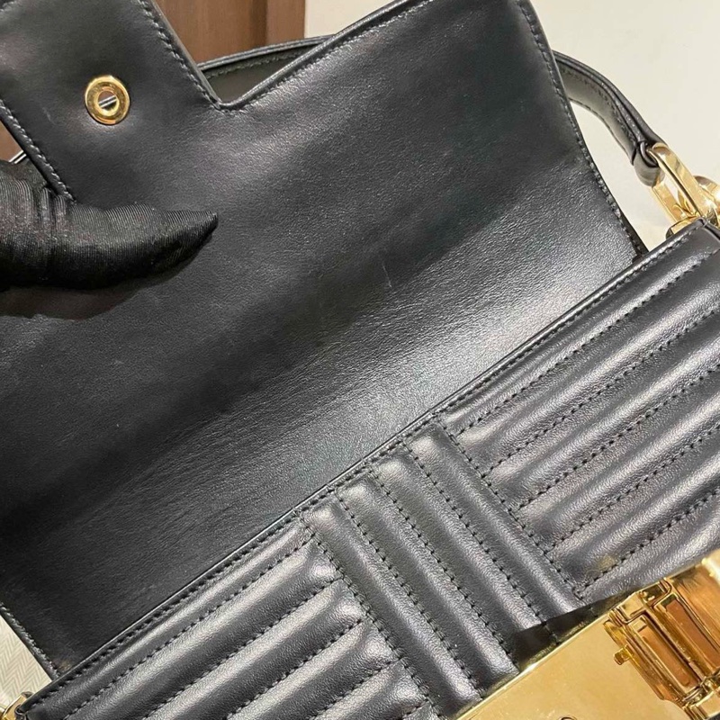 PRADA普拉達  品牌字母鏈條 皮革 單肩手提包  女款 黑色 ，絎縫工藝徽章扣 尺寸23/13/5cm-9