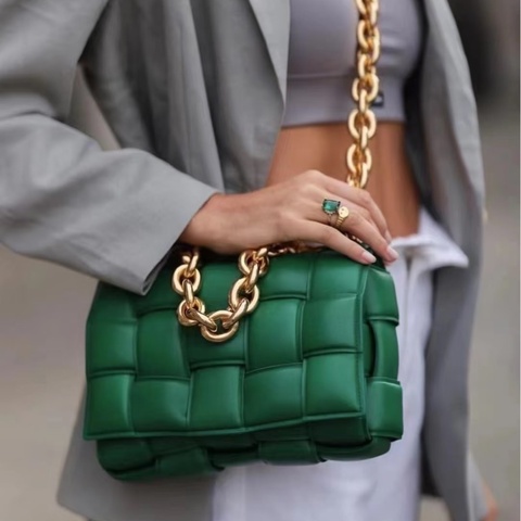 BV霸氣十足👍🏻綠羊皮Cassette大編織粗鏈枕頭包