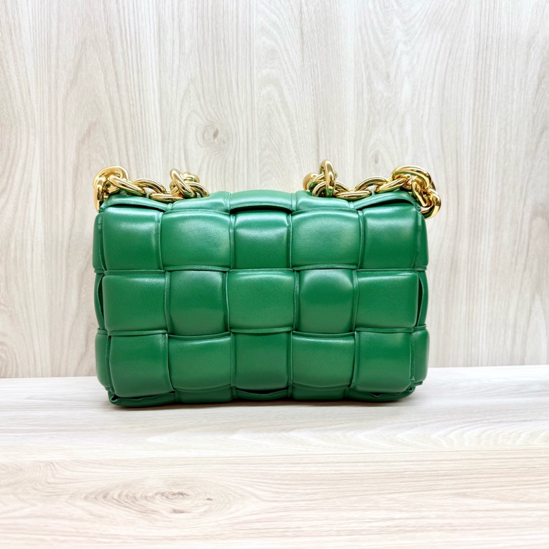 BV霸氣十足👍🏻綠羊皮Cassette大編織粗鏈枕頭包-3