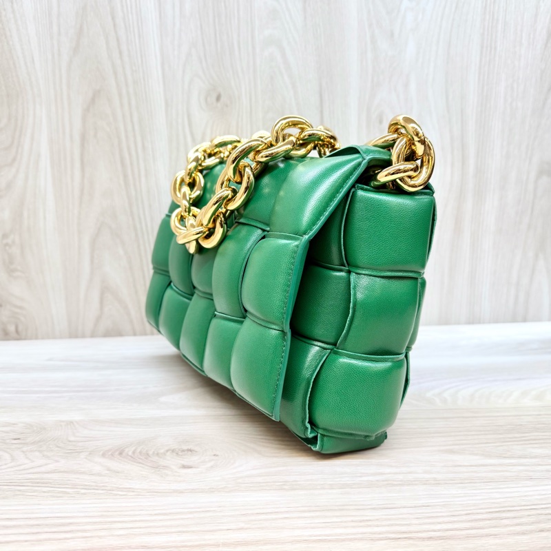 BV霸氣十足👍🏻綠羊皮Cassette大編織粗鏈枕頭包-4