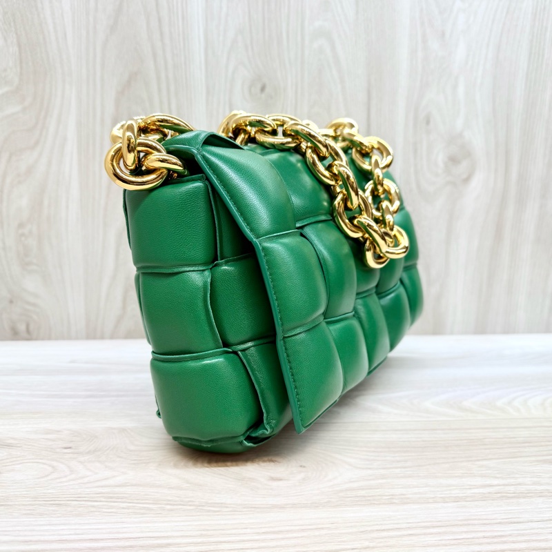 BV霸氣十足👍🏻綠羊皮Cassette大編織粗鏈枕頭包-5