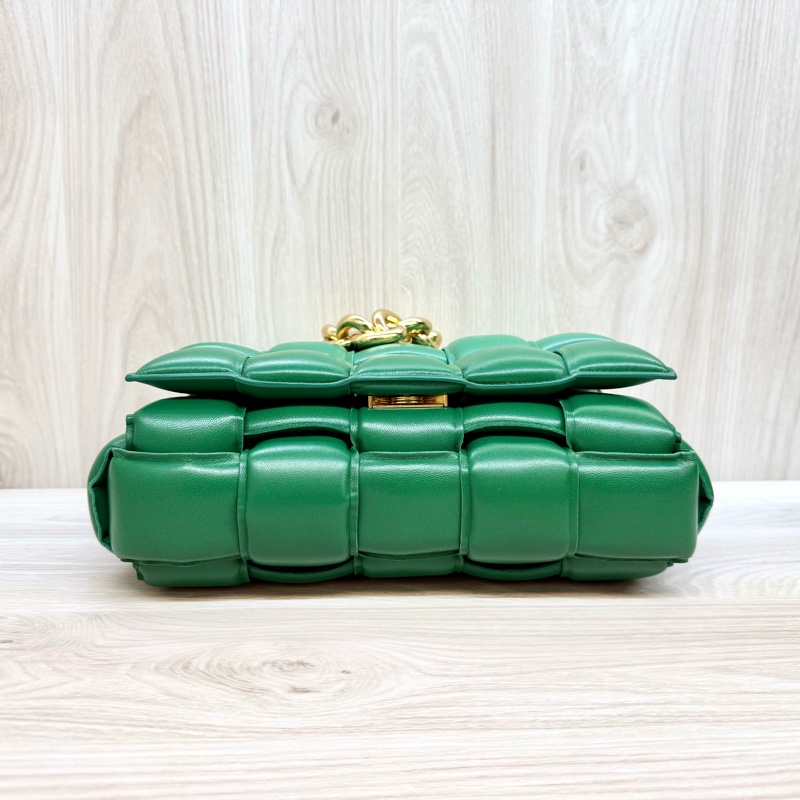 BV霸氣十足👍🏻綠羊皮Cassette大編織粗鏈枕頭包-6