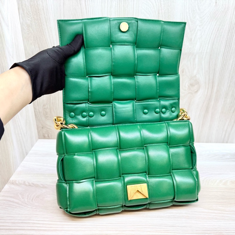 BV霸氣十足👍🏻綠羊皮Cassette大編織粗鏈枕頭包-7