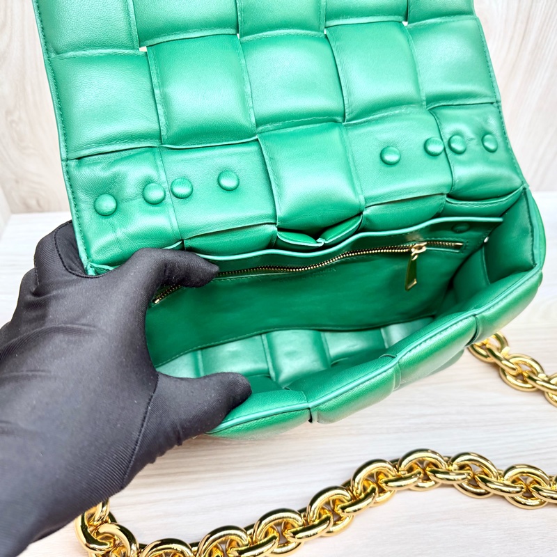 BV霸氣十足👍🏻綠羊皮Cassette大編織粗鏈枕頭包-8